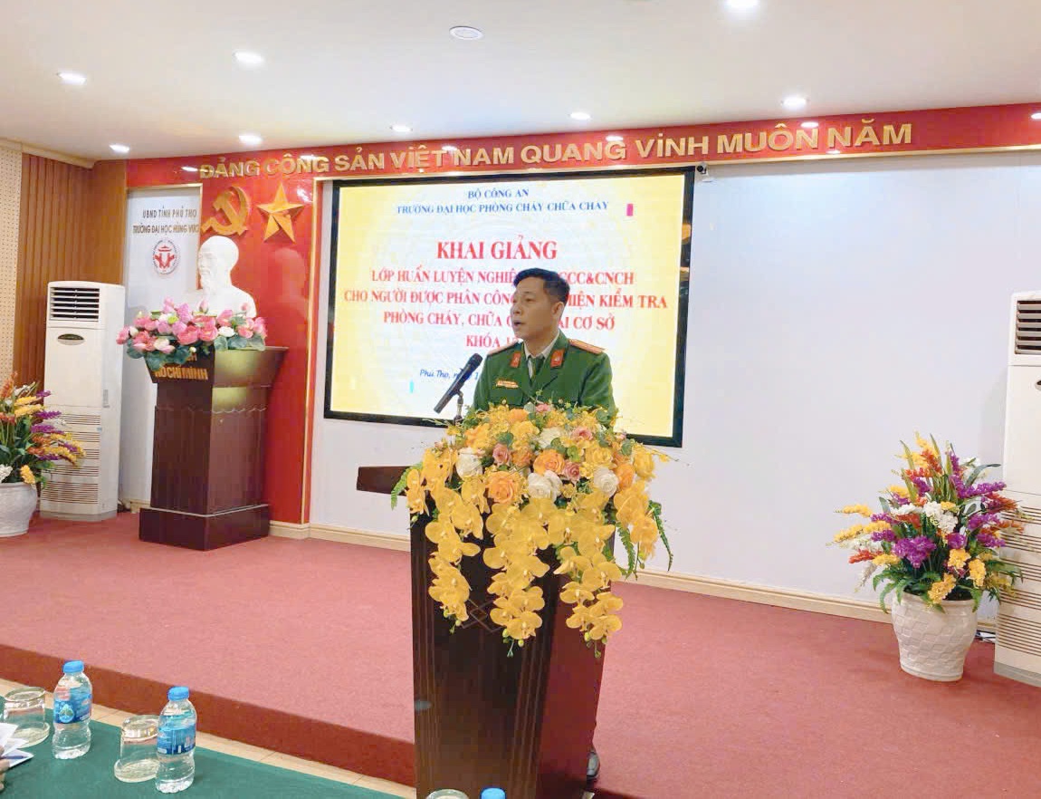 KHAI GIẢNG KHÓA HUẤN LUYỆN NGHIỆP VỤ PCCC, CNCH CHO NGƯỜI ĐƯỢC PHÂN CÔNG THỰC HIỆN KIỂM TRA VỀ PHÒNG CHÁY, CHỮA CHÁY TẠI CÁC CƠ SỞ THUỘC NHÓM I THEO QUY ĐỊNH CỦA NGHỊ ĐỊNH SỐ 105/2025/NĐ-CP - KHÓA 12 NĂM 2025